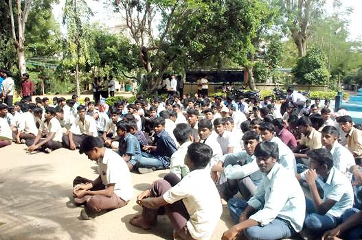 விடுதி உணவு சரியில்லை என்று கல்லூரி மாணவர்கள் தர்ணா